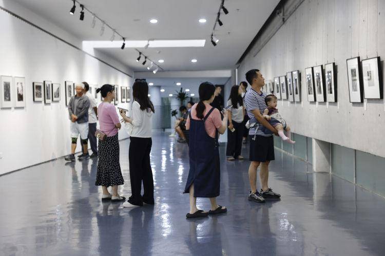 “本相非相”展现光影诗意让黑白摄影重回大众视野(图2)