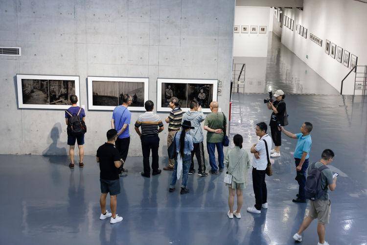 “本相非相”展现光影诗意让黑白摄影重回大众视野(图3)