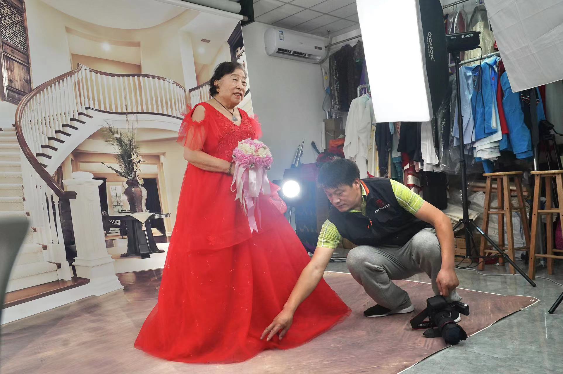 易倍网站：安贞街道劳模工作室启动七夕公益婚纱摄影活动(图1)