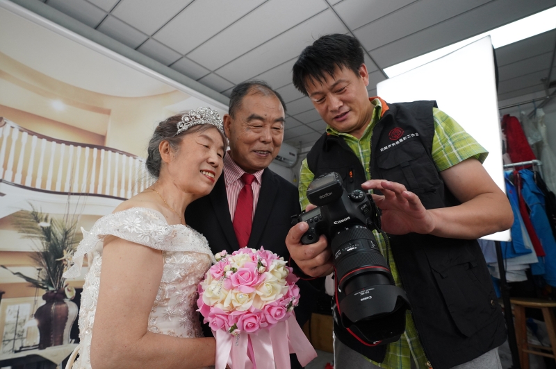 朝阳安贞街道举办七夕公益婚纱摄影活动(图1)