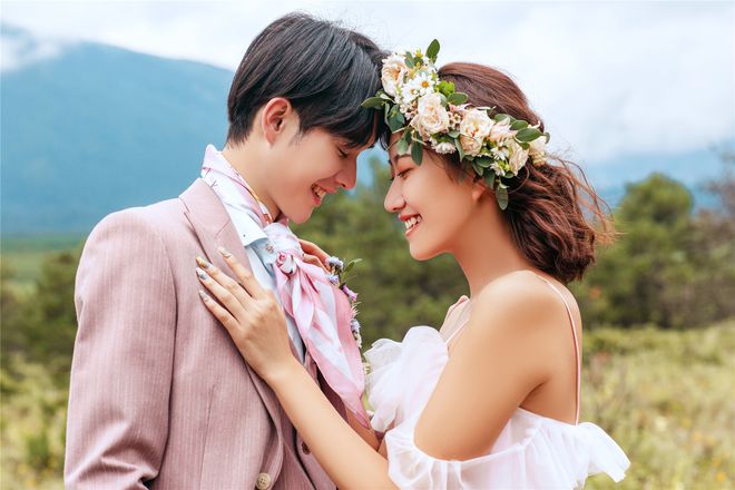 丽江旅拍攻略：丽江婚纱摄影最火的N种婚纱照风格甜蜜又高级！(图1)