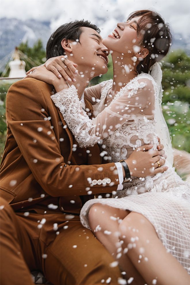 丽江旅拍攻略：丽江婚纱摄影最火的N种婚纱照风格甜蜜又高级！(图3)