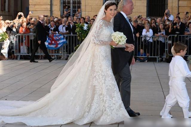 最美皇室婚礼婚纱！历年全球最美皇室婚纱盘点(图4)