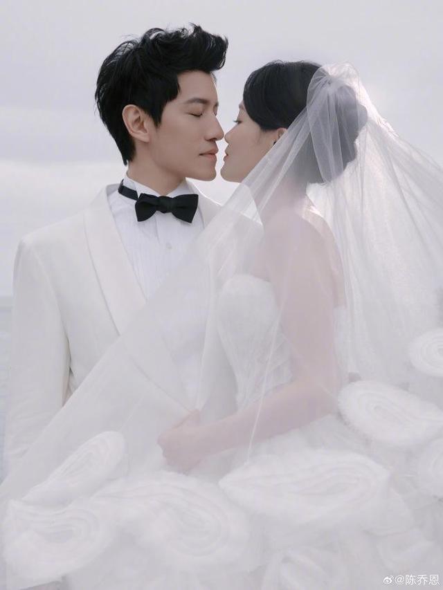定情日+定情地！陈乔恩与Alan举办婚礼晒18张婚纱照(图1)