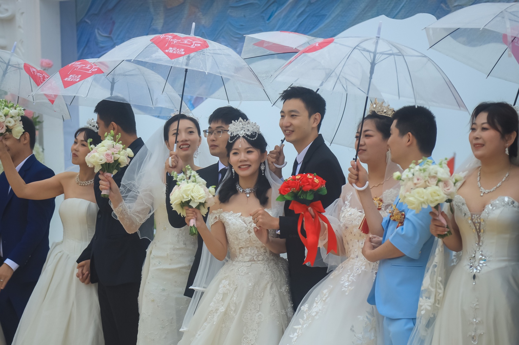 易倍EMC平台：大连：15对新人牵手2024米超长婚书有望破纪录(图2)