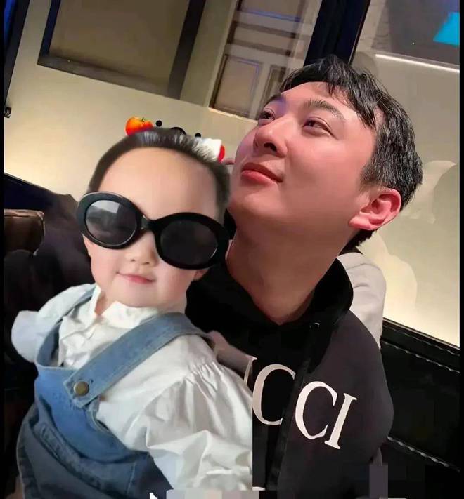 笑麻！王思聪兴奋认娃黄一鸣立马拍高档婚纱照网友都是神评论(图1)