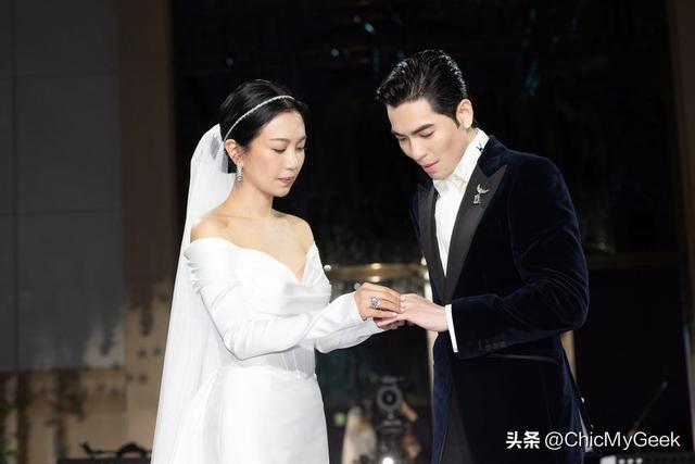 易倍网站：萧敬腾大办婚礼新娘连换三套百万级婚纱！(图4)