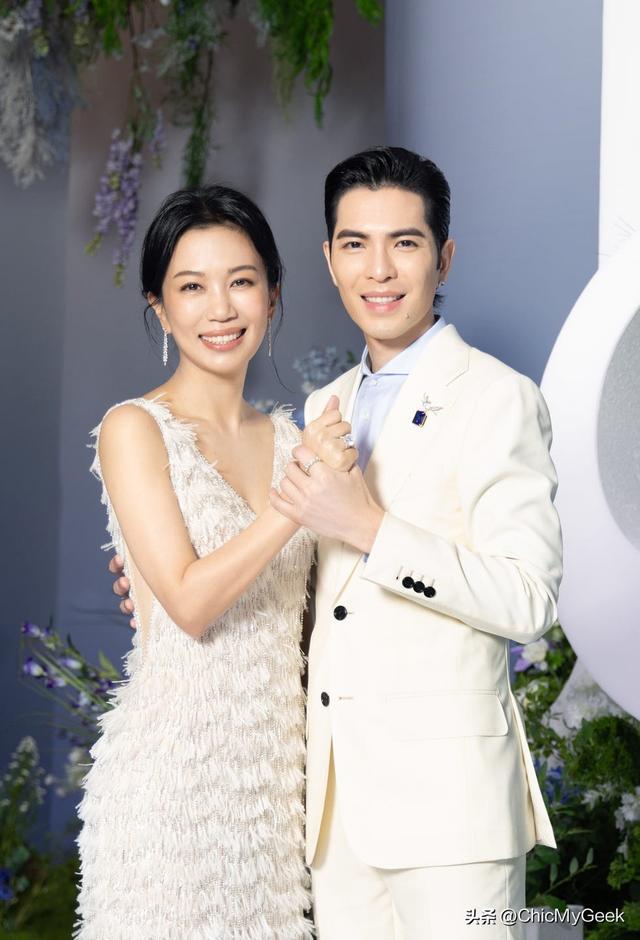 易倍网站：萧敬腾大办婚礼新娘连换三套百万级婚纱！(图2)