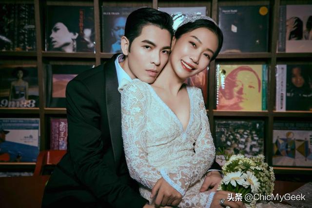 易倍网站：萧敬腾大办婚礼新娘连换三套百万级婚纱！(图12)