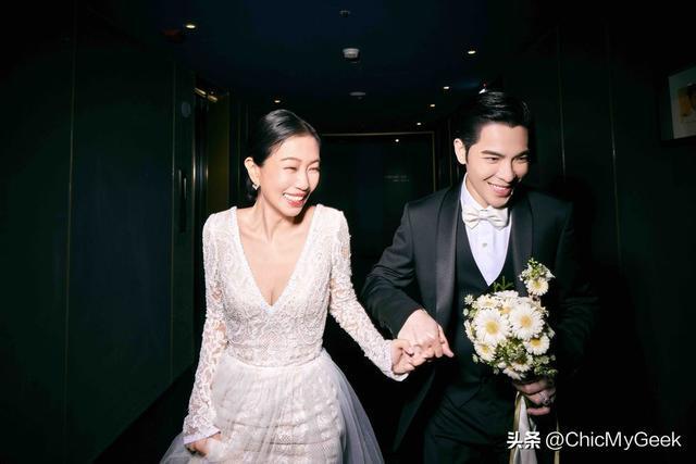 易倍网站：萧敬腾大办婚礼新娘连换三套百万级婚纱！(图13)