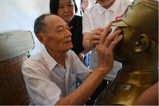 易倍网站：迟到九十年的“结婚照”她为七百烈士寻亲画像(图4)
