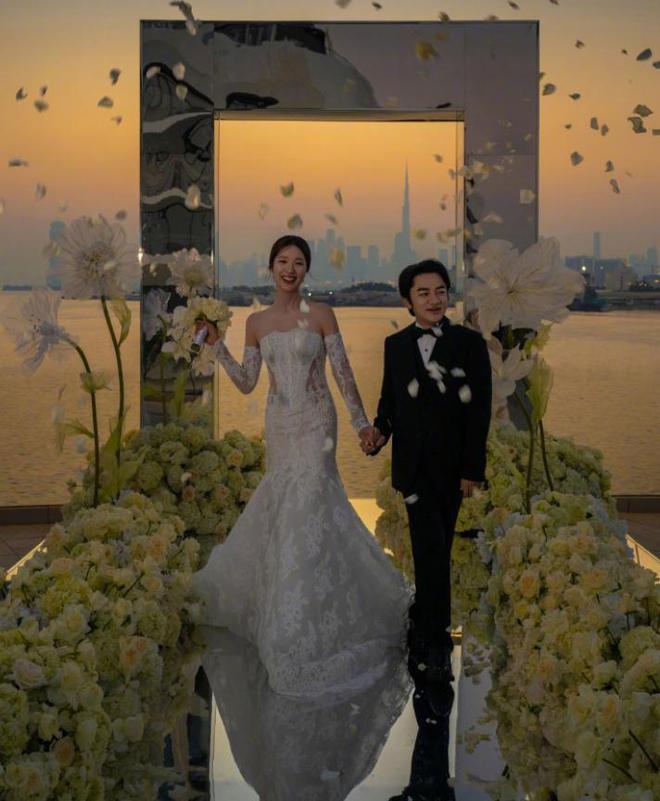易倍EMC平台：王祖蓝李亚男夫妻再拍婚纱照女方比男方高12CM上演最萌身高差(图4)
