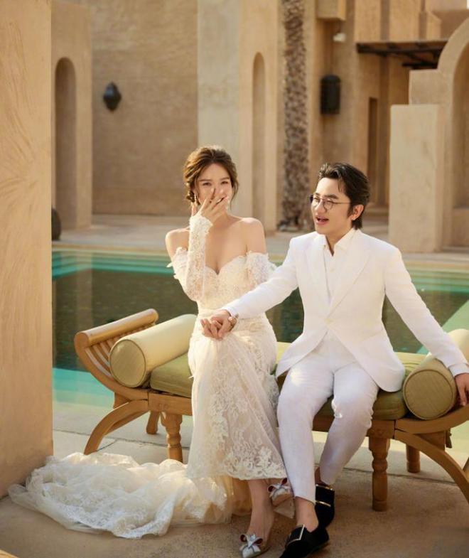 易倍EMC平台：王祖蓝李亚男夫妻再拍婚纱照女方比男方高12CM上演最萌身高差(图5)