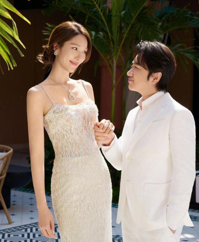 易倍EMC平台：王祖蓝李亚男夫妻再拍婚纱照女方比男方高12CM上演最萌身高差(图6)