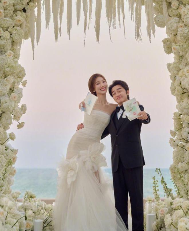 易倍EMC平台：王祖蓝李亚男夫妻再拍婚纱照女方比男方高12CM上演最萌身高差(图3)