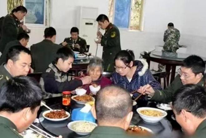 24岁小伙和85岁老太婚纱照刷屏全网：相差61岁原因你想象不到(图4)