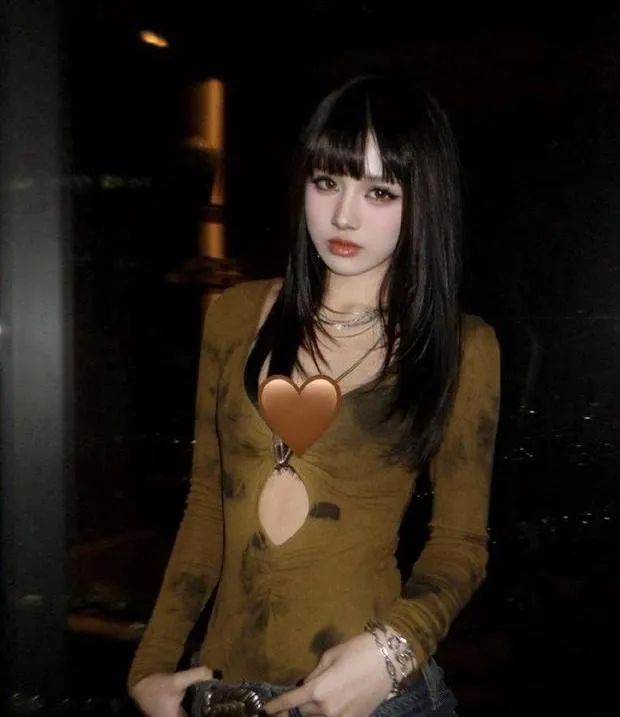 汪峰19岁大女儿晒留学照面容绝美身材一流气质堪比超模(图1)