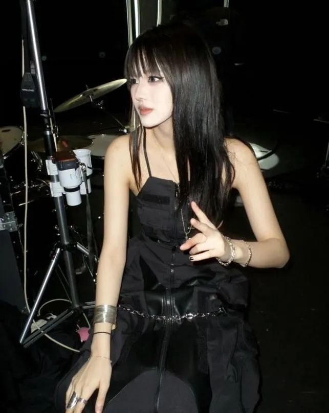 汪峰19岁大女儿晒留学照面容绝美身材一流气质堪比超模(图6)