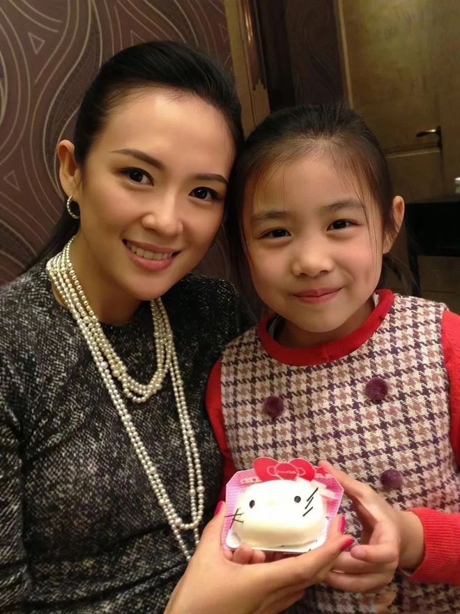 汪峰19岁大女儿晒留学照面容绝美身材一流气质堪比超模(图4)