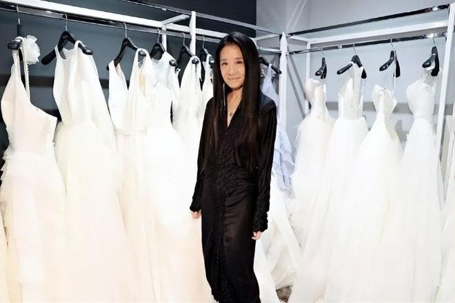 “婚纱女王”王薇薇：只有两个领养的女儿75岁卖掉品牌真潇洒(图2)