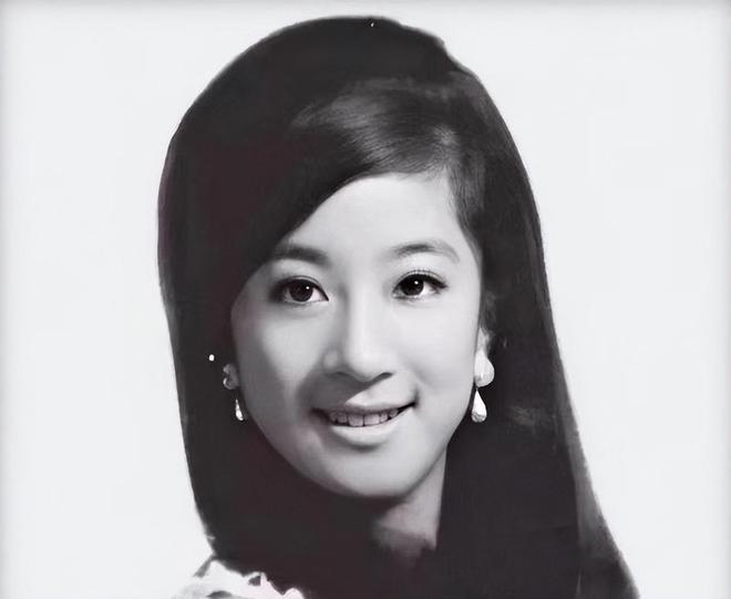 “婚纱女王”王薇薇：只有两个领养的女儿75岁卖掉品牌真潇洒(图4)