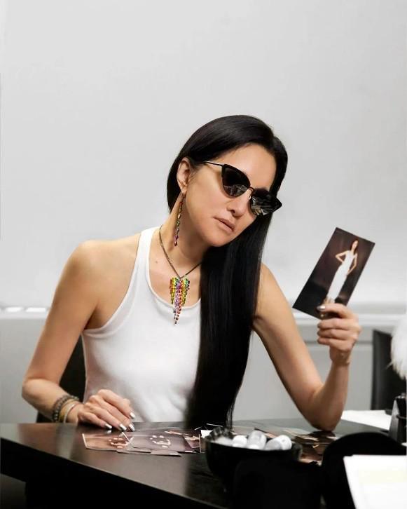 “婚纱女王”王薇薇：只有两个领养的女儿75岁卖掉品牌真潇洒(图8)