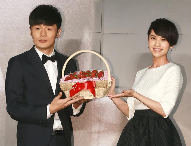 易倍网站：杨丞琳李荣浩婚纱照曝光低调夫妻悄悄幸福一年！(图4)