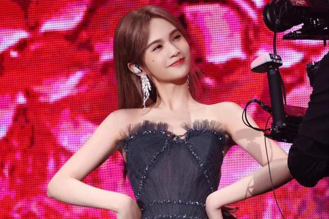 易倍网站：杨丞琳李荣浩婚纱照曝光低调夫妻悄悄幸福一年！(图3)