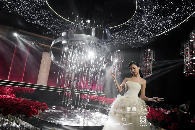 易倍网站：武汉万达瑞华酒店携手VERAWANG打造梦幻冬季婚礼秀(图2)