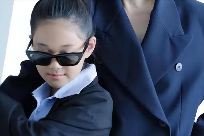 梅婷高调晒幸福!和12岁女儿同框比美女儿身材修长五官清秀太惊艳(图1)