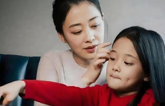 梅婷高调晒幸福!和12岁女儿同框比美女儿身材修长五官清秀太惊艳(图4)