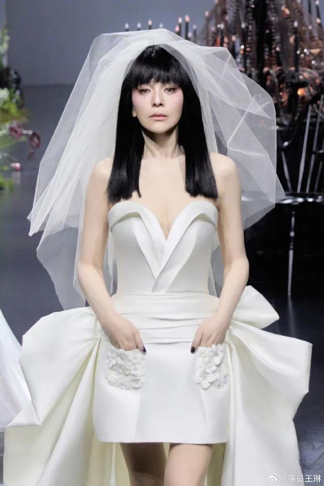 易倍EMC平台：54岁女演员“雪姨”王琳穿短裙婚纱走秀少女感十足气场全开！本人回应(图2)