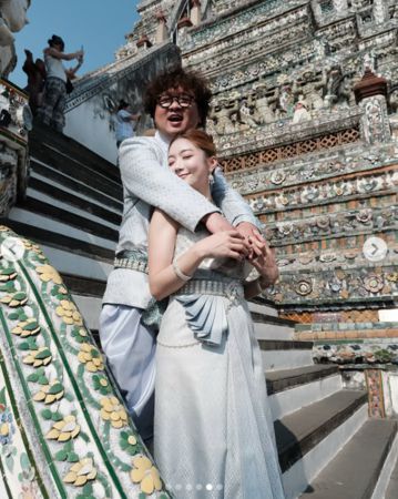 易倍：依依❤纳豆「泰服版婚纱」超甜！被背后环抱泰国圆梦：太幸福了(图1)