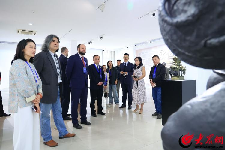 2025俄罗斯主题摄影、雕塑艺术展在潍开幕(图5)