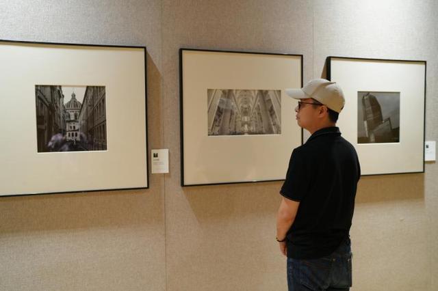 易倍EMC平台：镜头里的浪漫定格“光影互鉴”中法摄影展在北京城图启幕(图3)