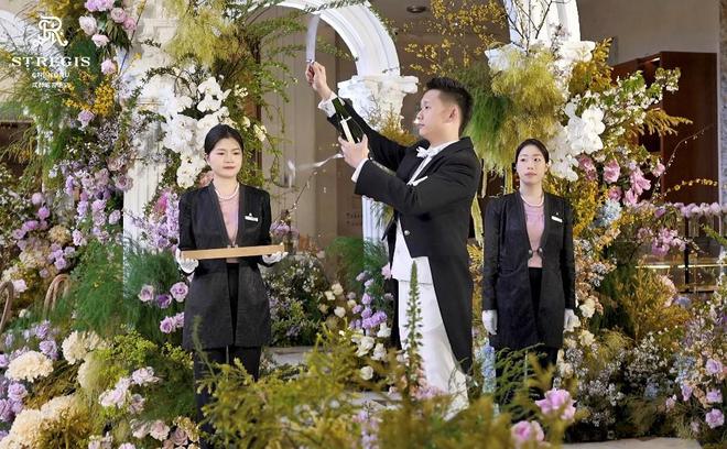 易倍网站：成都瑞吉酒店2025春季婚礼秀于春日繁花里写就一场绮丽盛放的爱意(图4)