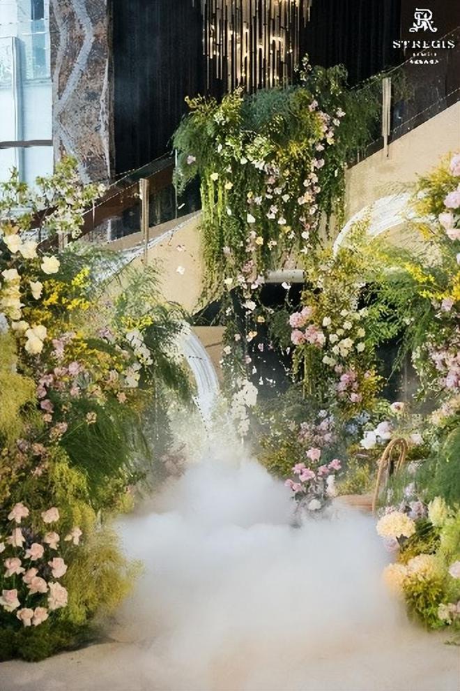 易倍网站：成都瑞吉酒店2025春季婚礼秀于春日繁花里写就一场绮丽盛放的爱意(图2)