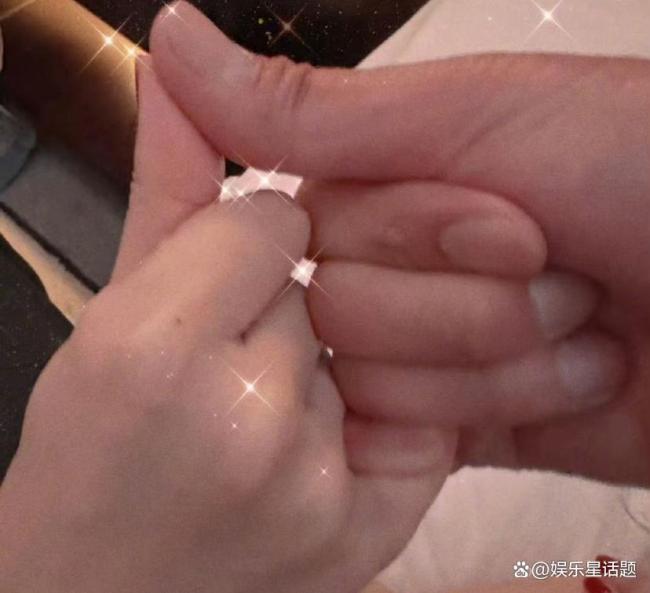 易倍网站：俞灏明王晓晨结婚晒钻戒剧组恋情修成正果(图2)