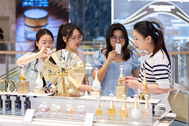 香水业务在赚钱欧莱雅为何关闭旗下门店？(图1)