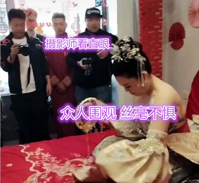 女子穿抹胸深V婚纱结婚性格爽朗：展示我的实力有什么不对(图3)