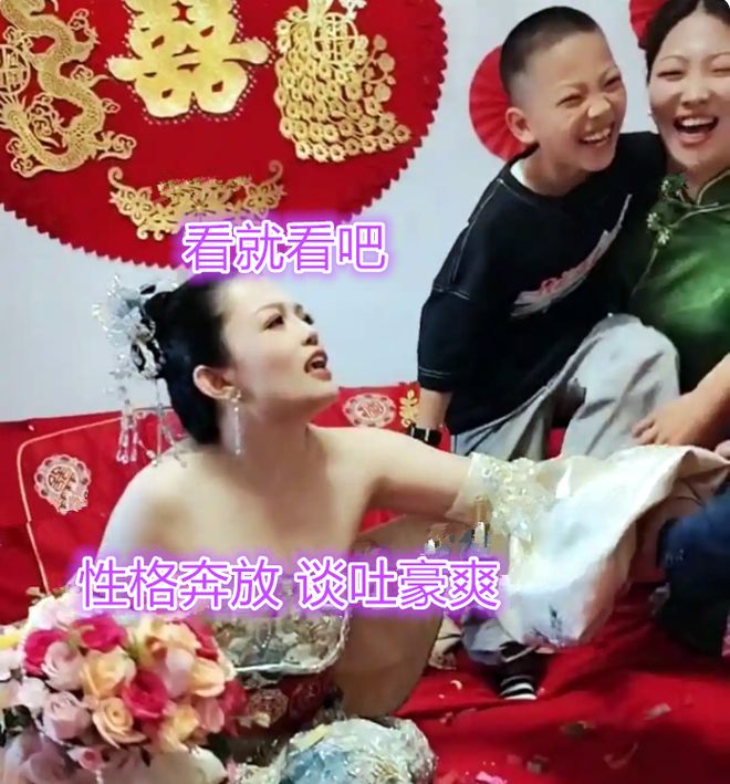 女子穿抹胸深V婚纱结婚性格爽朗：展示我的实力有什么不对(图2)