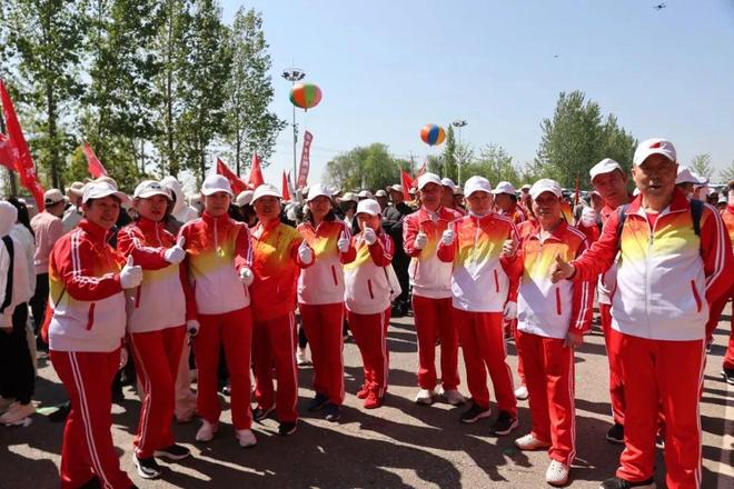 易倍：2025年辽宁省匹克球万人体验活动暨盘锦全民健身徒步活动举行(图4)