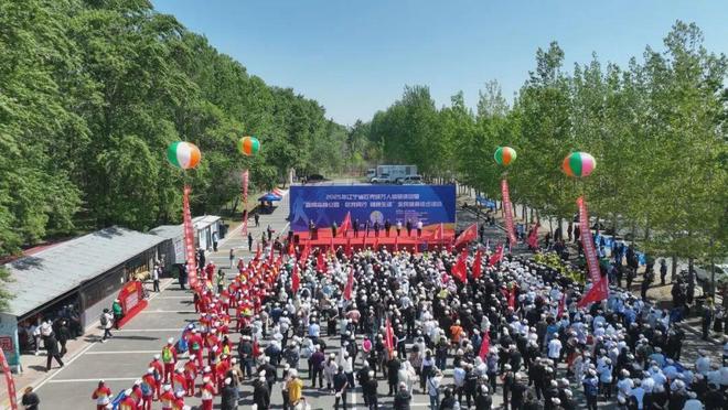 易倍：2025年辽宁省匹克球万人体验活动暨盘锦全民健身徒步活动举行(图1)