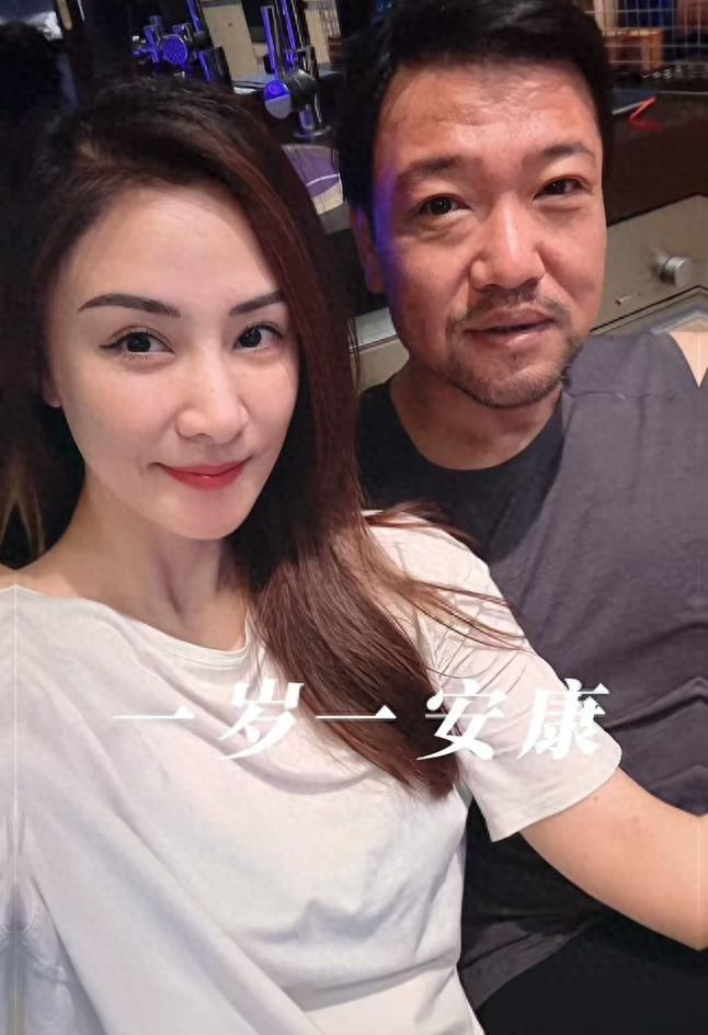 贾冰减肥成功！与老婆合照瘦到脱相因老婆太年轻被嘲像父女(图1)