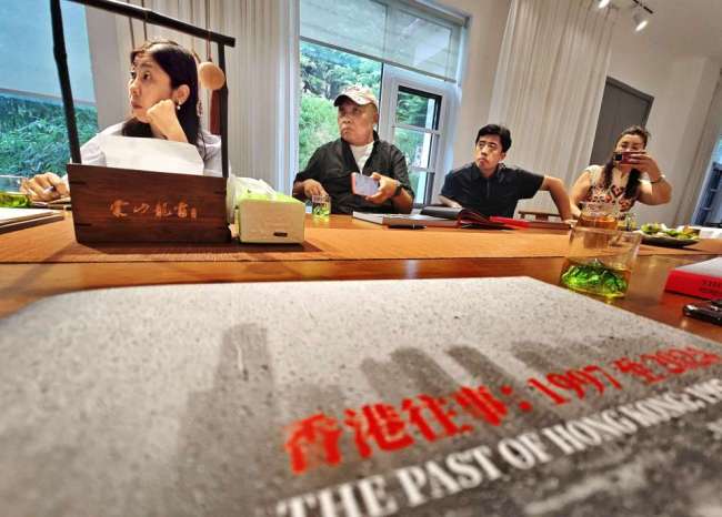 易倍:吴建斌《香港往事:1997-2024》新书分享会在济南、菏泽举办钱捍同步开讲“新大众文艺时代”的手机摄影秘诀(图2)