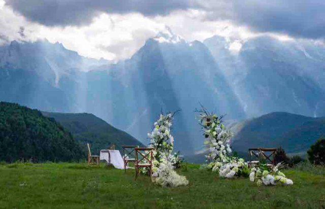 开屏热搜放大镜｜山水为媒天地作证！在云南山水间举办婚礼有亿点浪漫(图2)