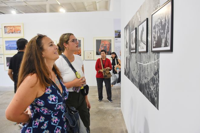 聚焦2024平遥国际摄影大展①丨“廿四光华·新质影像”：2024平遥国际摄影大展开幕(图5)