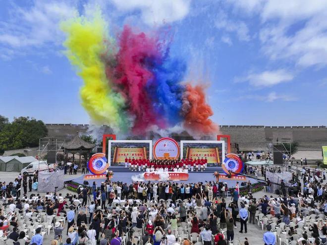 聚焦2024平遥国际摄影大展①丨“廿四光华·新质影像”：2024平遥国际摄影大展开幕(图1)