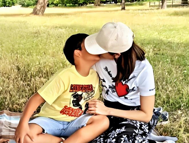 被畸形父母毁掉的星二代:拍婚纱照同床15年当众强吻30岁女儿(图1)