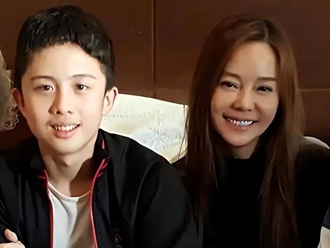 被畸形父母毁掉的星二代:拍婚纱照同床15年当众强吻30岁女儿(图5)